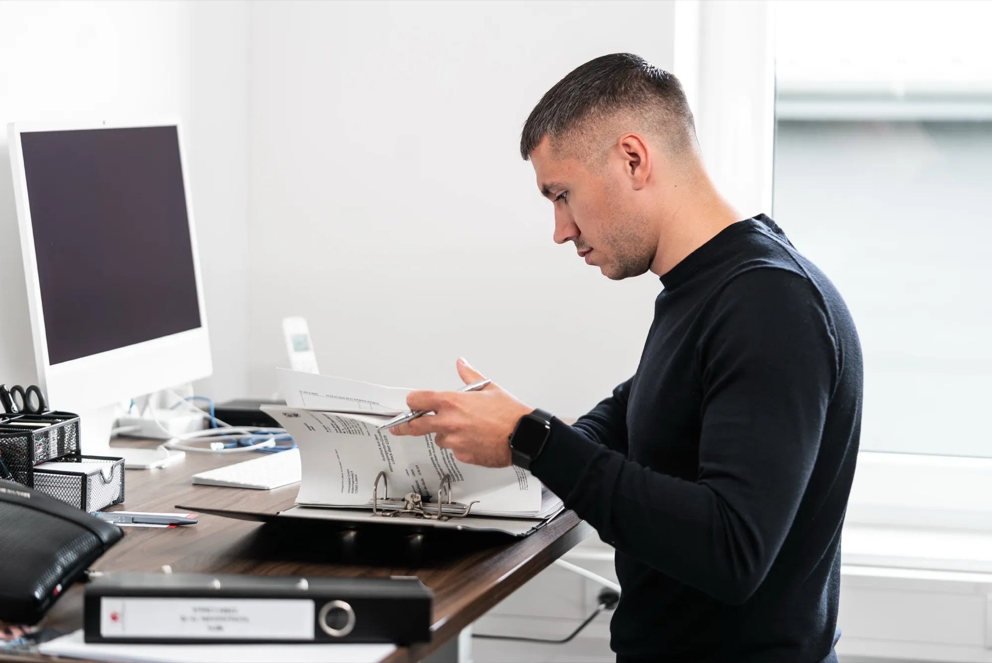 IVEST Immobilien GmbH, Arbeit mit Immobilienunterlagen im Büro in Lübeck